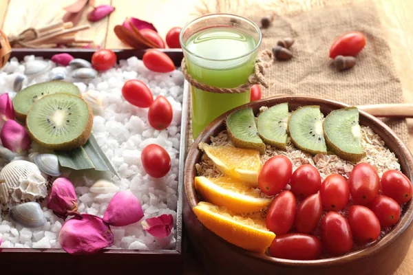 Copos de avena con fruta, kiwi, naranja, tomate y jugo de kiwi . —  Fotos de Stock