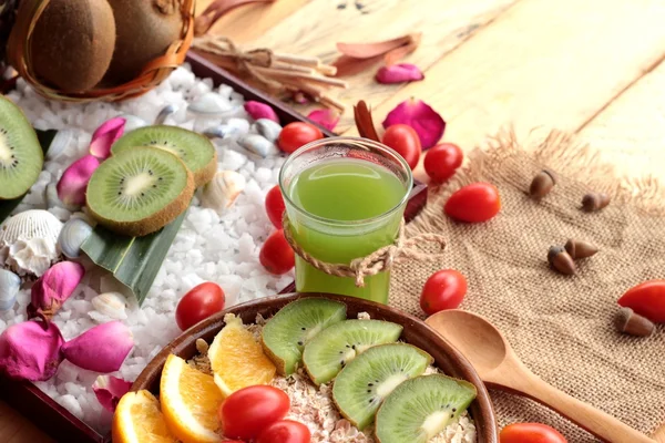 Copos de avena con fruta, kiwi, naranja, tomate y jugo de kiwi . —  Fotos de Stock