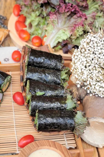 Sebze salatası ile deniz yosunu böreği sarılmış..