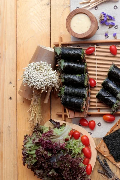 Sebze salatası ile deniz yosunu böreği sarılmış..