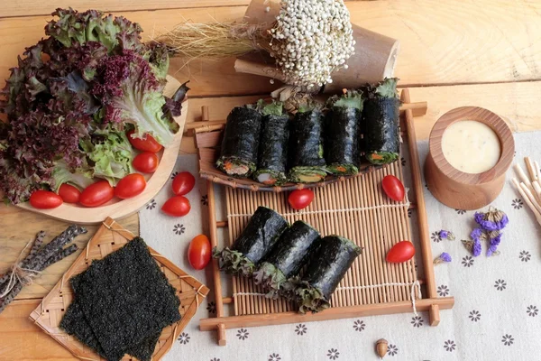 Sebze salatası ile deniz yosunu böreği sarılmış..