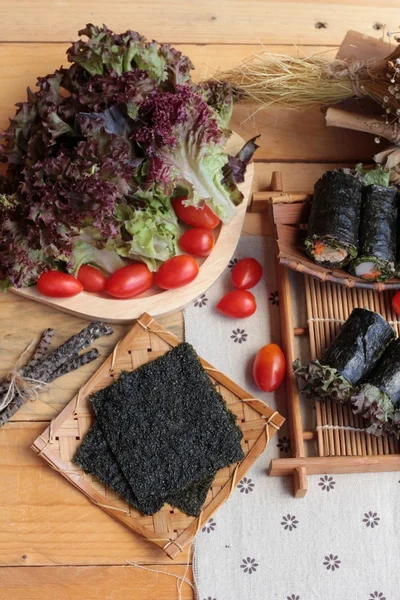 Sebze salatası ile deniz yosunu böreği sarılmış..