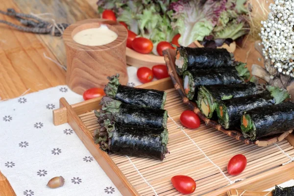 Sebze salatası ile deniz yosunu böreği sarılmış..