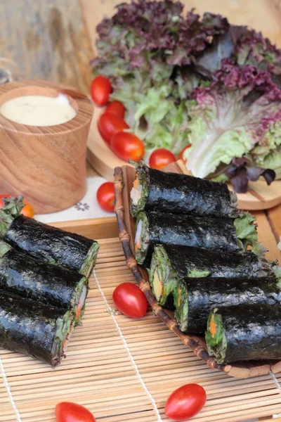 Sebze salatası ile deniz yosunu böreği sarılmış..