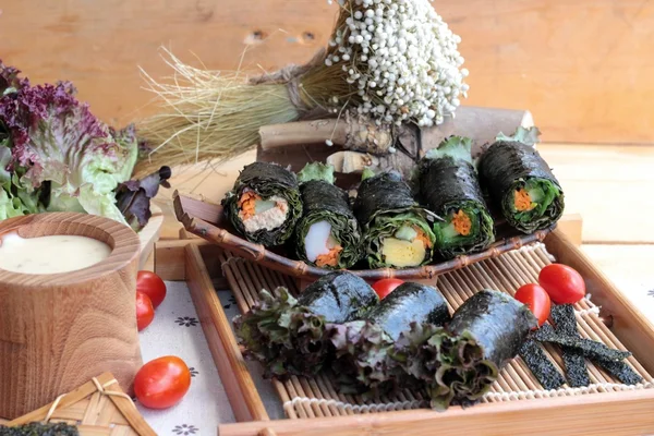 Zeleninový salát, zabalené do jarní závitky s mořskými řasami. — Stock fotografie
