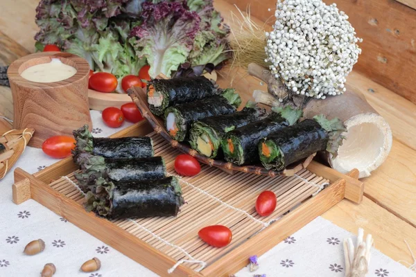 Sebze salatası ile deniz yosunu böreği sarılmış..