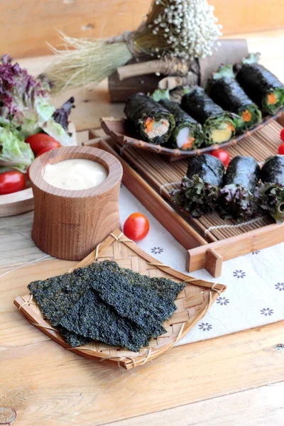 Sebze salatası ile deniz yosunu böreği sarılmış..