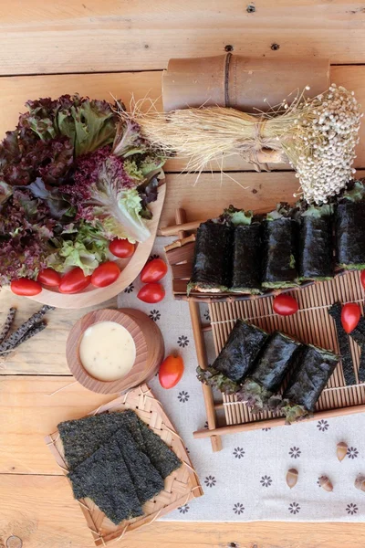 Ensalada de verduras envuelta con algas marinas en rollos de primavera . — Foto de Stock