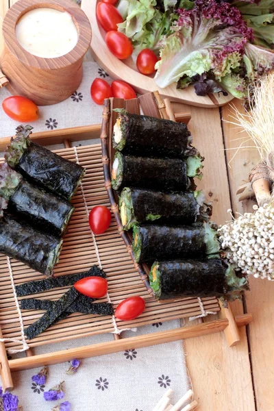 Sebze salatası ile deniz yosunu böreği sarılmış..