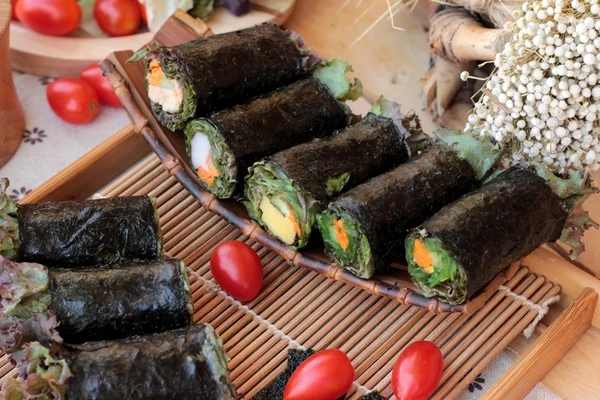 Ensalada de verduras envuelta con algas marinas en rollos de primavera . — Foto de Stock