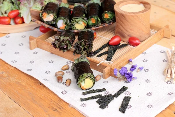 Sebze salatası ile deniz yosunu böreği sarılmış..