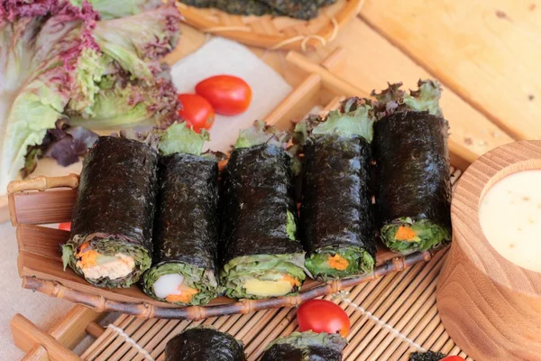 Salad sayuran yang dibungkus dengan rumput laut menjadi lumpia . — Stok Foto