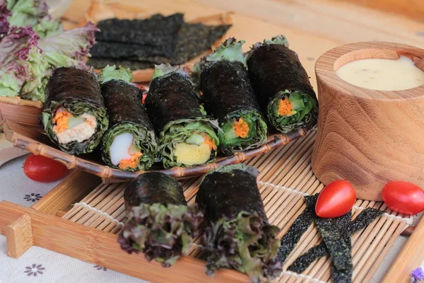 Ensalada de verduras envuelta con algas marinas en rollos de primavera . — Foto de Stock