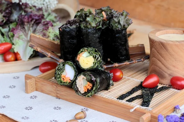 Ensalada de verduras envuelta con algas marinas en rollos de primavera . — Foto de Stock