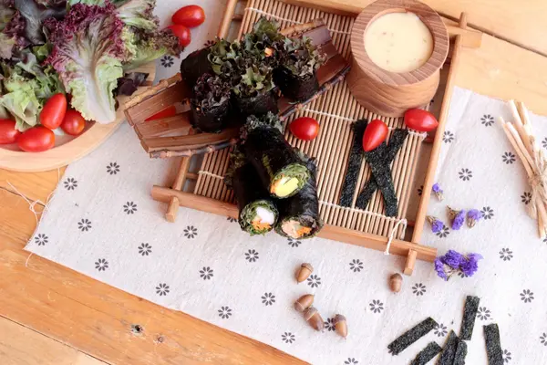 Gemüsesalat mit Algen in Frühlingsrollen gewickelt. — Stockfoto