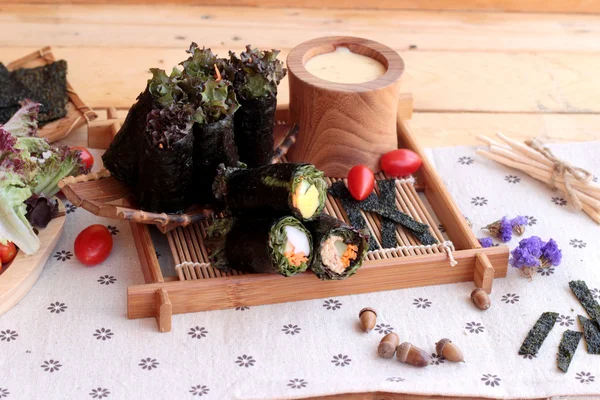 Sebze salatası ile deniz yosunu böreği sarılmış..