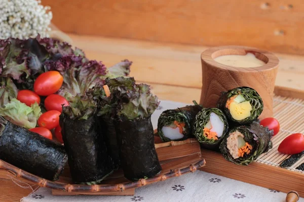 Sebze salatası ile deniz yosunu böreği sarılmış..