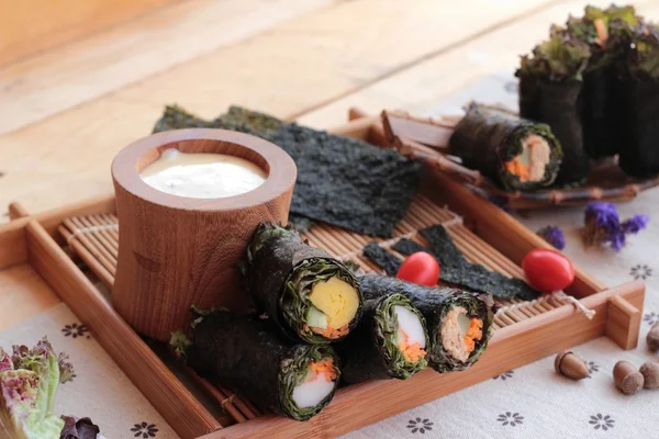 Sebze salatası ile deniz yosunu böreği sarılmış..