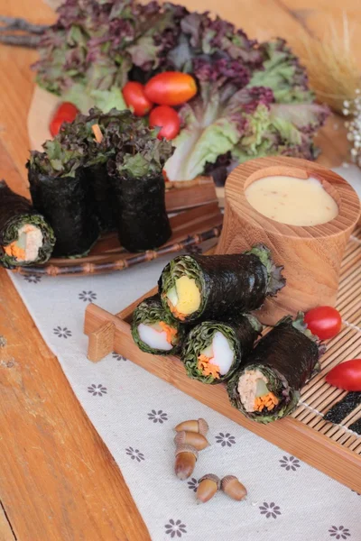 Salad sayuran yang dibungkus dengan rumput laut menjadi lumpia . — Stok Foto