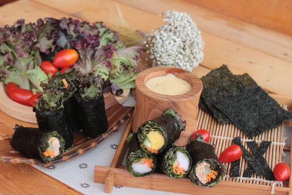 Sebze salatası ile deniz yosunu böreği sarılmış..