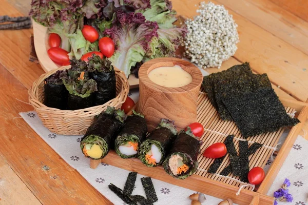 Ensalada de verduras envuelta con algas marinas en rollos de primavera . — Foto de Stock