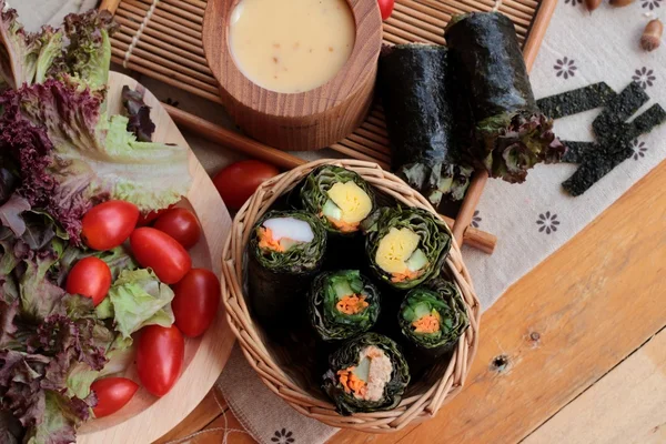 Sebze salatası ile deniz yosunu böreği sarılmış..