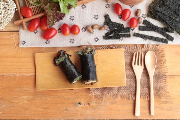 Gemüsesalat mit Algen in Frühlingsrollen gewickelt. — Stockfoto