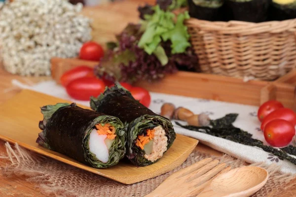 Ensalada de verduras envuelta con algas marinas en rollos de primavera . — Foto de Stock