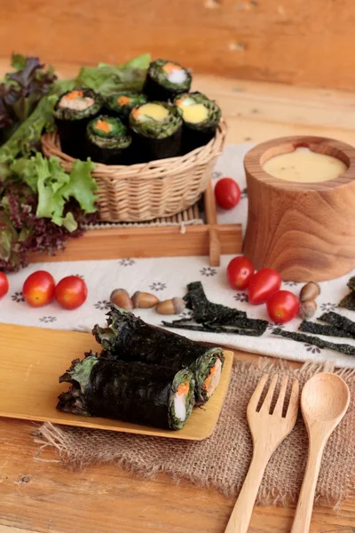 Sebze salatası ile deniz yosunu böreği sarılmış..