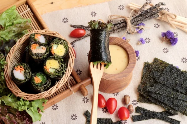 Ensalada de verduras envuelta con algas marinas en rollos de primavera . — Foto de Stock