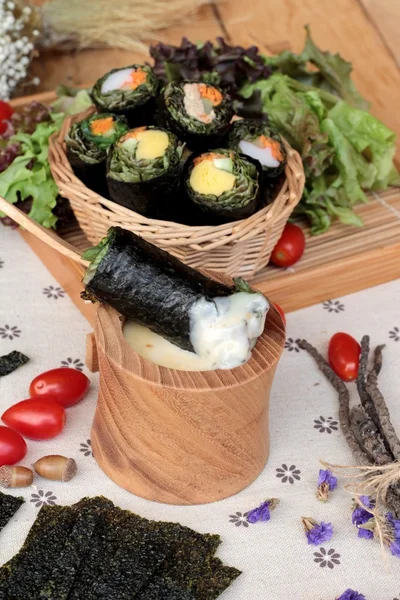 Salad sayuran yang dibungkus dengan rumput laut menjadi lumpia . — Stok Foto