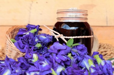 Su ve taze anchan çiçekler mor çiçekli Anchan.