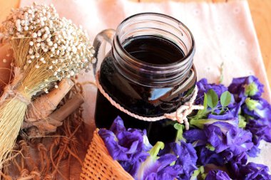 Su ve taze anchan çiçekler mor çiçekli Anchan.