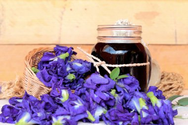 Su ve taze anchan çiçekler mor çiçekli Anchan.