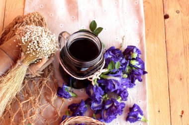 Su ve taze anchan çiçekler mor çiçekli Anchan.