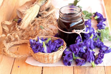 Su ve taze anchan çiçekler mor çiçekli Anchan.