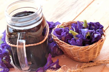 Su ve taze anchan çiçekler mor çiçekli Anchan.