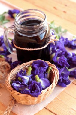 Su ve taze anchan çiçekler mor çiçekli Anchan.