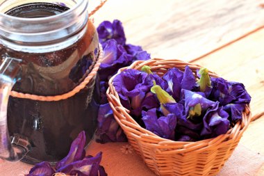 Su ve taze anchan çiçekler mor çiçekli Anchan.