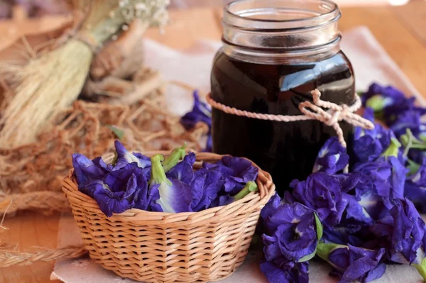 Su ve taze anchan çiçekler mor çiçekli Anchan.