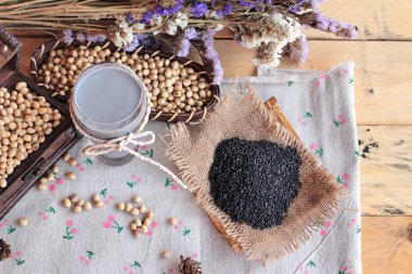 Soya sütü karıştırın siyah susam ile soya tohumu