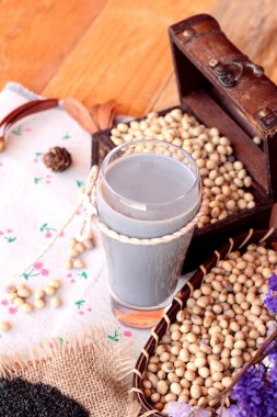 Soya sütü karıştırın siyah susam ile soya tohumu
