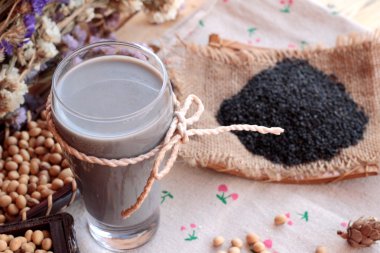Soya sütü karıştırın siyah susam ile soya tohumu