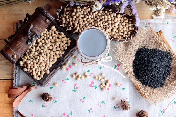 Soy mjölk blanda svart sesam med sojabönor utsäde och svart sesam se — Stockfoto