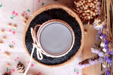 Soya sütü karıştırın siyah susam ile soya tohumu