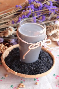 Soya sütü karıştırın siyah susam ile soya tohumu