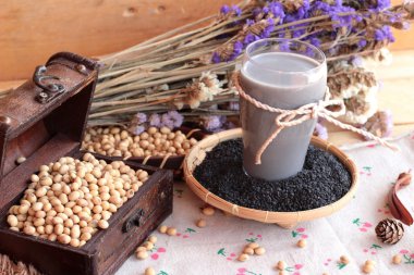 Soya sütü karıştırın siyah susam ile soya tohumu
