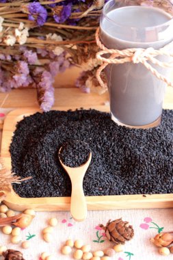 Soya sütü karıştırın siyah susam ile soya tohumu