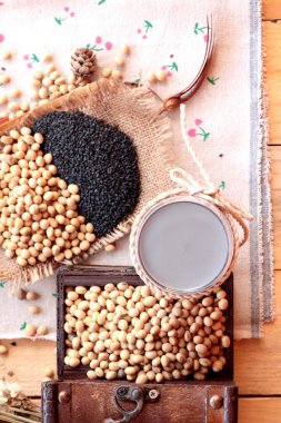 Soya sütü karıştırın siyah susam ile soya tohumu