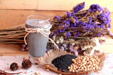 Soya sütü karıştırın siyah susam ile soya tohumu